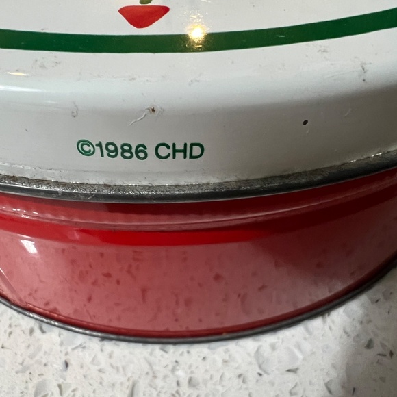 2 Vintage Christmas Cookie Tins Round Reindeer Wreath Red Green Cream 2 3/4 Tall - Picture 11 of 11